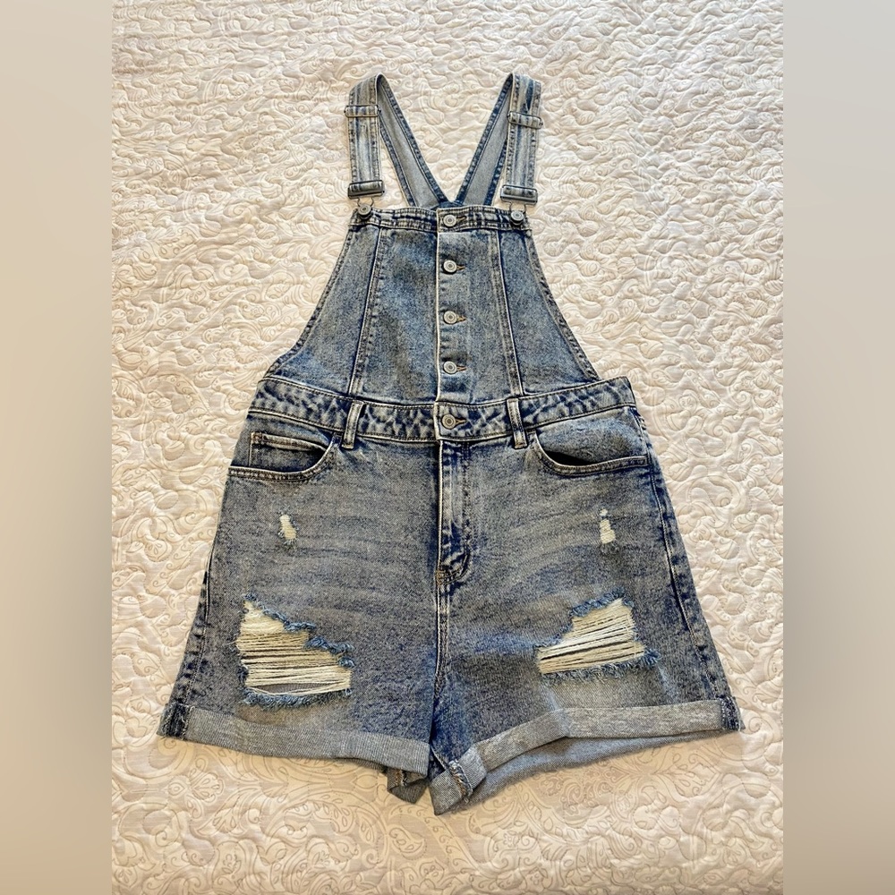 NWOT Juniors' SO® Destructed Exposed Button Shortalls Size L